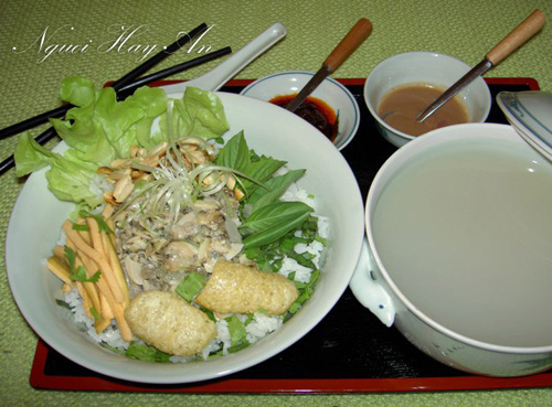  Com hen song Huong (Perfume River mussel cooked rice) 